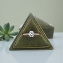 Load image into Gallery viewer, 18K White Gold 0.95ct Round Diamond Solitaire – GIA Certified
