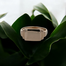 Load image into Gallery viewer, Estate 14ky Signet Ring
